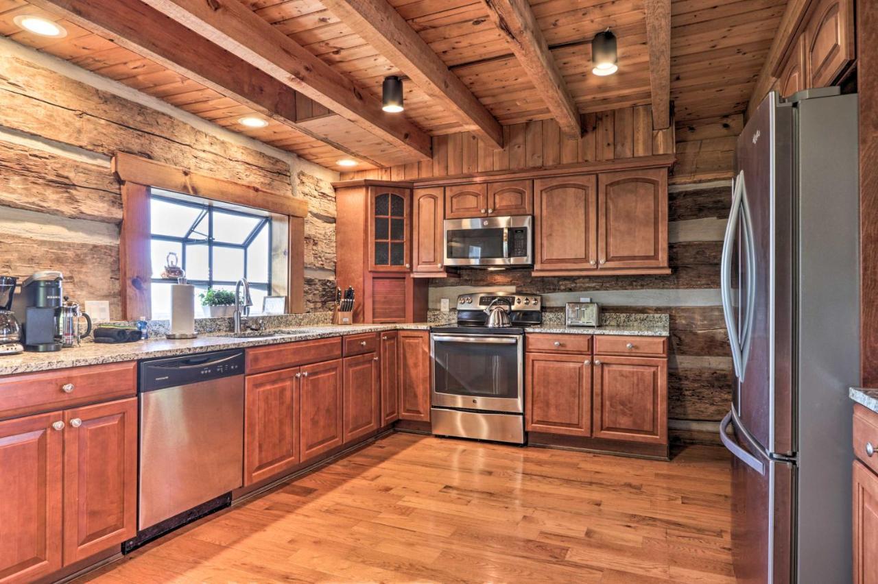 Upscale Gatlinburg Cabin Deck, Fire Pit And Hot Tub Экстерьер фото