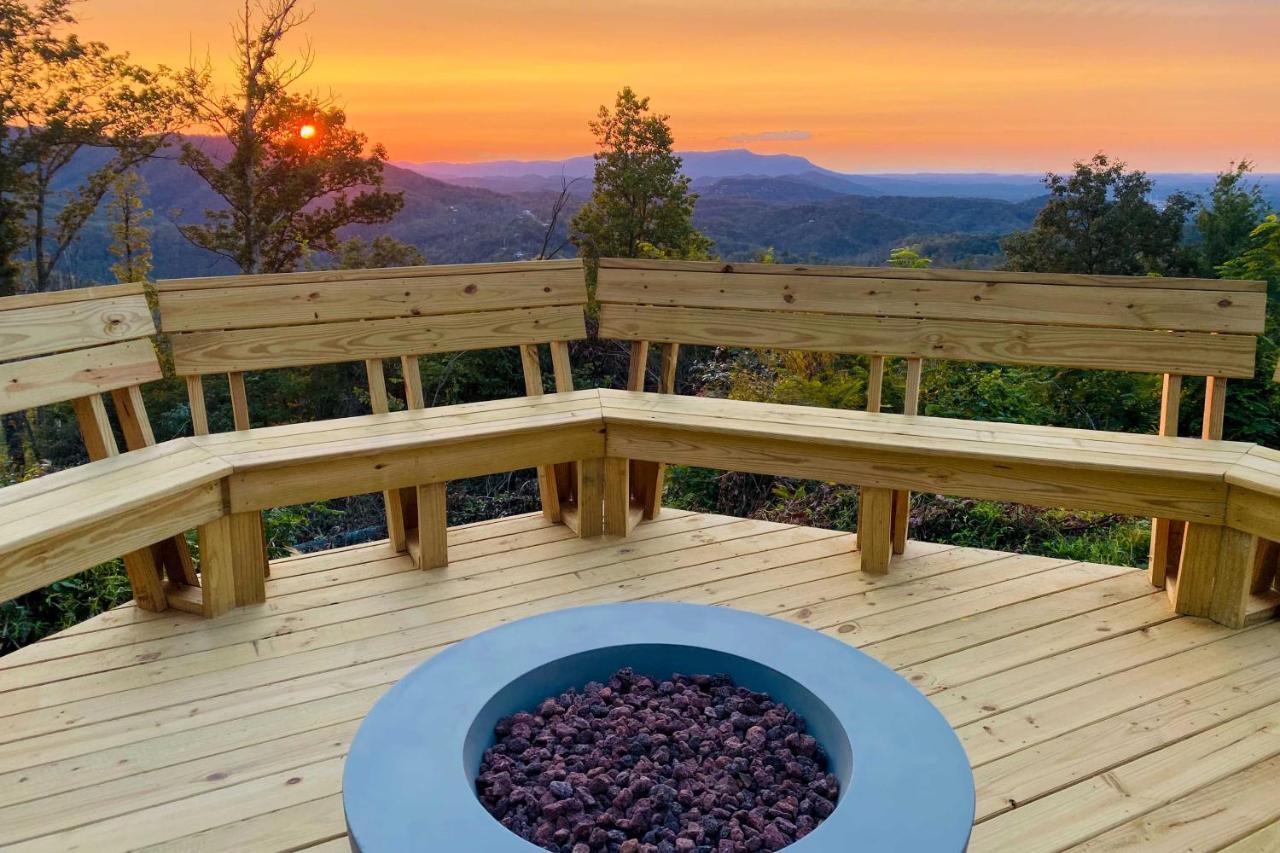 Upscale Gatlinburg Cabin Deck, Fire Pit And Hot Tub Экстерьер фото
